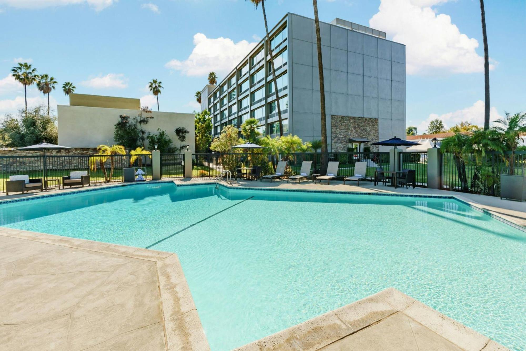 Courtyard By Marriott Los Angeles Woodland Hills Exterior foto