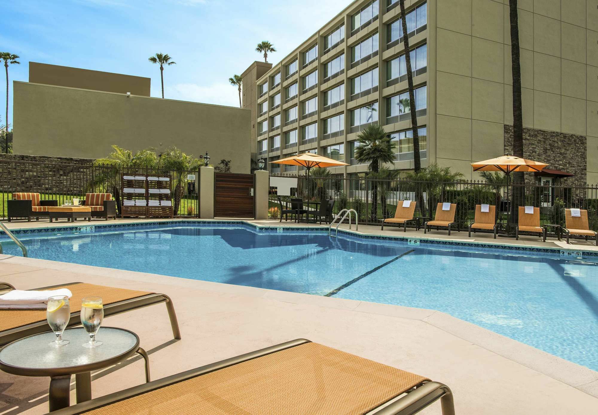 Courtyard By Marriott Los Angeles Woodland Hills Exterior foto